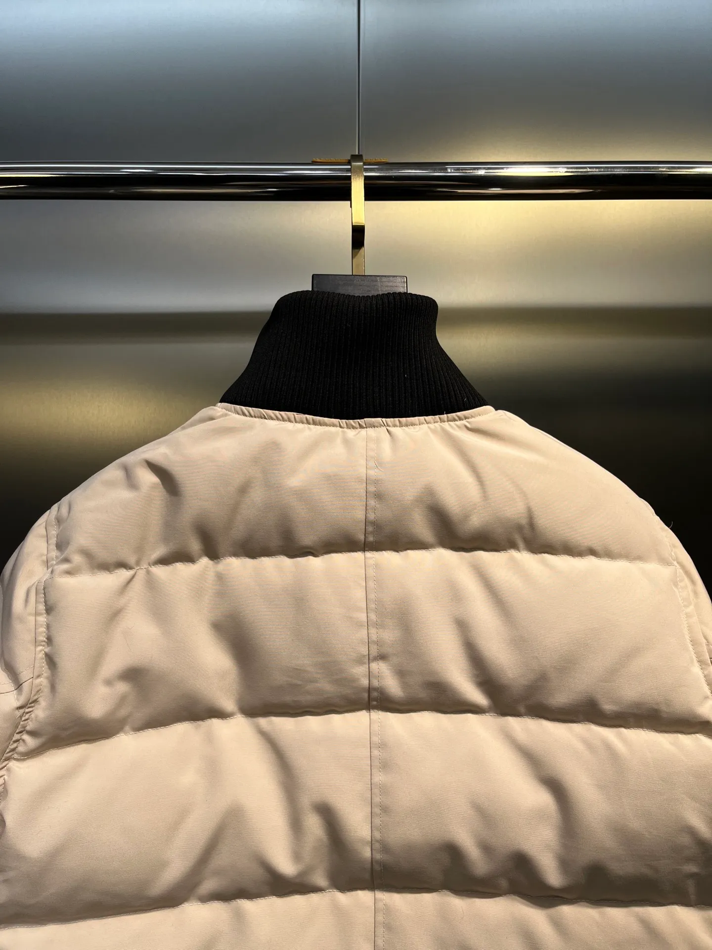 P840 Ganand Goose⭐️Canada Goose men’s new short style is the most popular autumn and winter item on INS in recent years. More and more people are choosing goose down jackets. Fur collar: wolf hair! Canada Goose super 3D technology waterproof fabric treatment, perfect wind resistance, cold resistance, and high temperature resistance! Built-in plush heat storage to keep warm, heats up quickly and warms up quickly! Personalized design, exquisite workmanship, smooth to the touch and comfortable on the skin. Double-layer windproof cuffs, windproof and frostproof! The pocket design is beautiful and practical. The Canada Goose down jacket has been the most popular thermal suit in the world in the past two years. It has far surpassed the down jackets in the Mengkou Kingdom. At the same time, the style is classic and never goes out of style. Don’t be afraid of this cold winter, all you need is a Canada Goose down jacket. Item number: 42 styles Size: S-3XL